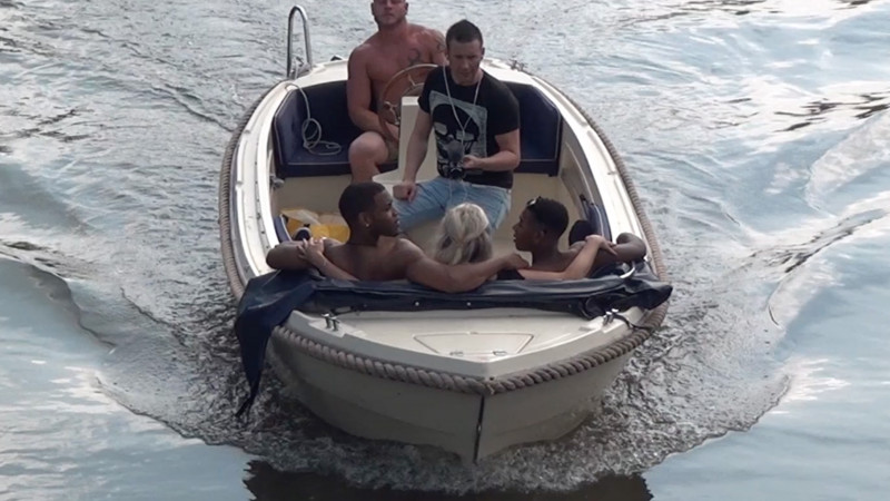 Het kan nog! Met MILF Sunny de boot in voor een kwartetje