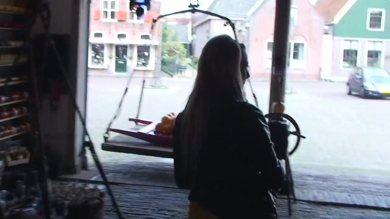 Toeriste in Edam wil de lul van haar gids